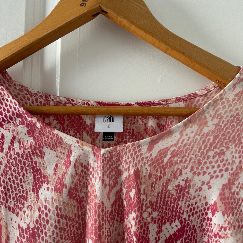 Cabi 5708 Bethany Pink Snakeprint Long Sleeve V-Neck Top Women’s Size Large - Picture 5 of 16